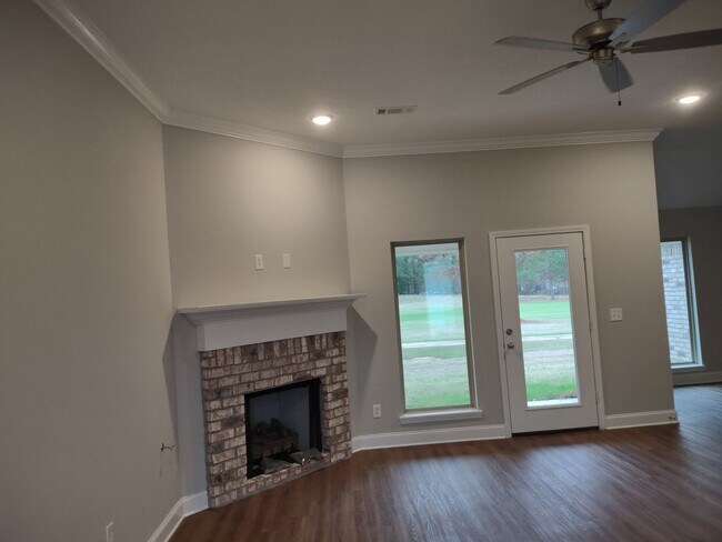 Foto del edificio - JUST REDUCED!! PLUS..***Move in Special..1...