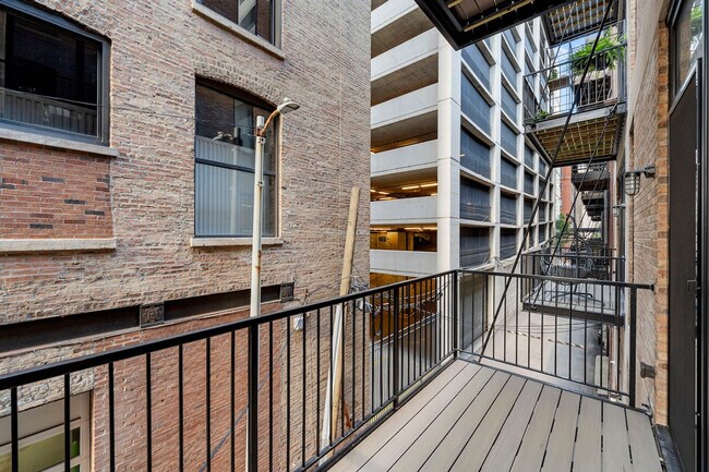 Foto del edificio - 318 W Grand Ave