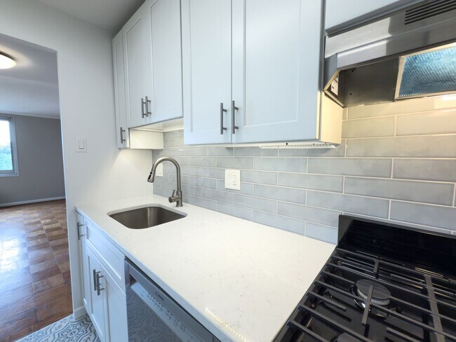 Foto del edificio - New Price 1,575. Sunny Top Floor Junior On...