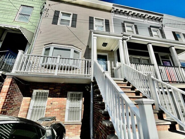 Building Photo - 172 Manhattan Ave