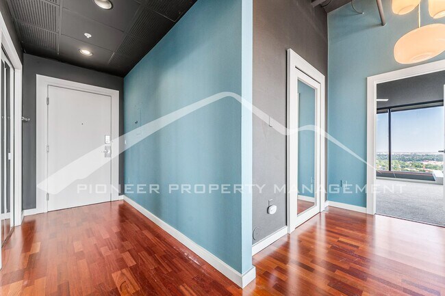 Building Photo - Spacouis Condo with Washer/Dryer and Centr...
