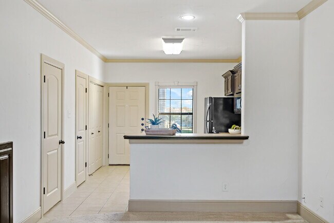 Building Photo - "Charming 2-Bedroom Condo Retreat in Sanger with Modern Comforts!"