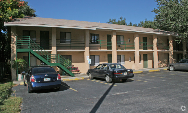 Building Photo - Garden Lakes