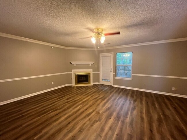 Building Photo - Renovated 2 bedroom 1.5 Bath Apartment for...