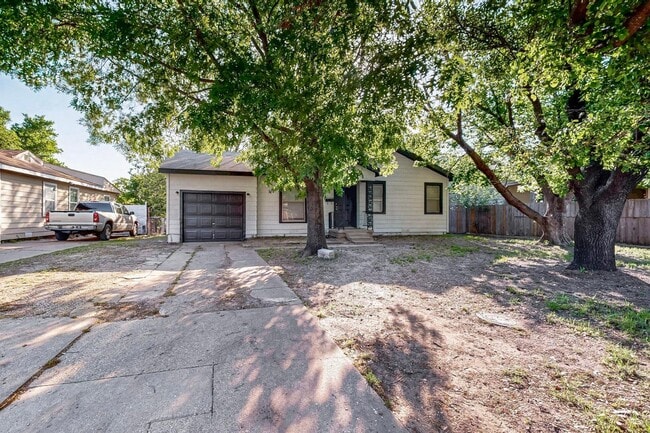 Building Photo - Charming 2-Bedroom Cottage with Big Backyard