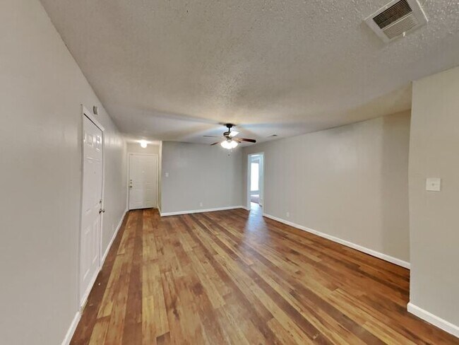 Foto del edificio - No Application Fees* 1 Month Free Rent w/M...