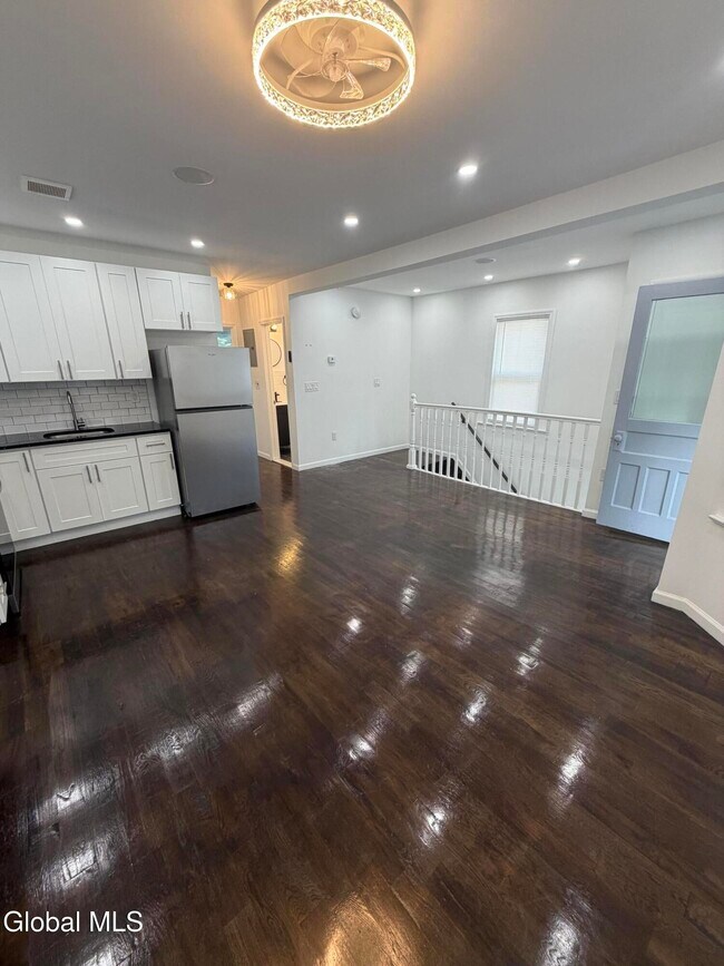 Foto del edificio - 885 Yorkston St