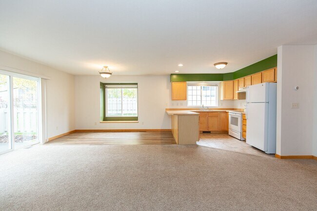 Foto del edificio - Centrally located Home with an Attached Garage