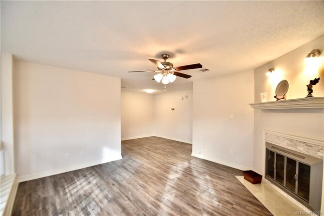 Building Photo - 41 Meadow Creek Dr