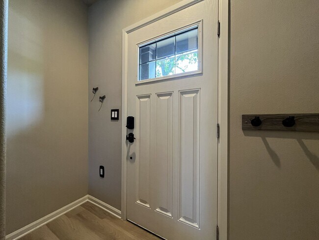 Foto del edificio - Distinctive 3-Story Tigard Townhouse with Stainless Steel Kitchen, Vaulted Ceilings & Attached 2-...
