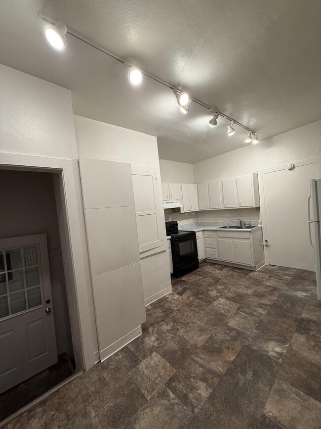 Building Photo - 2 Bed 1 Bath Unit Close to Main Street. All Utilities Included