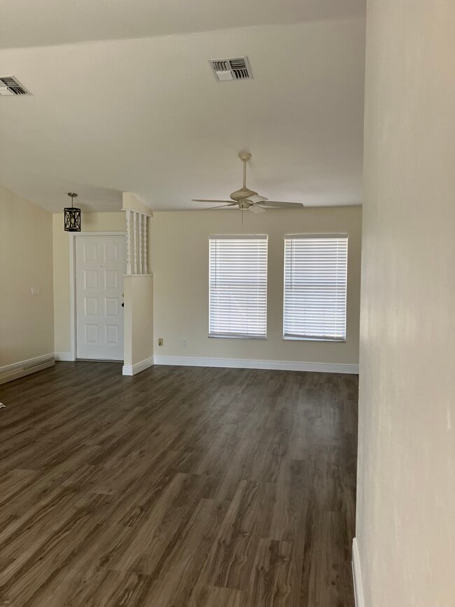 Sala de estar con ventilador de techo - 3712 SW 5th Pl