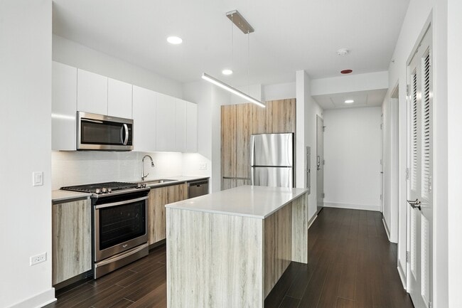 Foto del edificio - 311 W Wolf Point Plaza