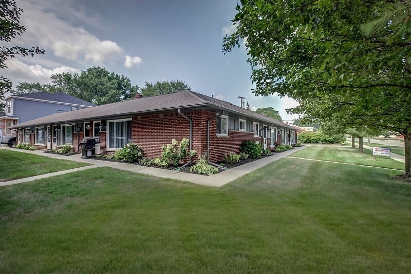 Primary Photo - COMPLETELY UPDATED UNIT IN ROYAL OAK