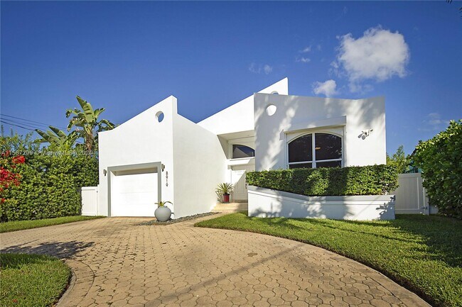 Foto del edificio - 8919 Byron Ave