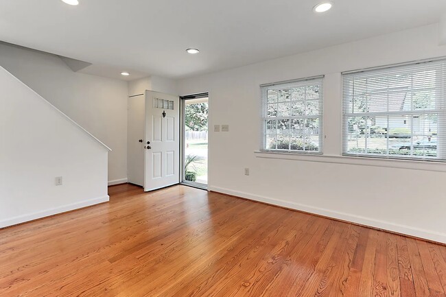 Building Photo - 453 Hampton Ct