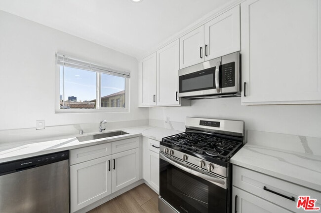 Building Photo - 252 S New Hampshire Ave