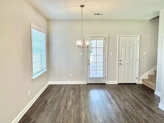 Foto del edificio - Now Leasing a 4-Bedroom 3 Bath In Somervil...