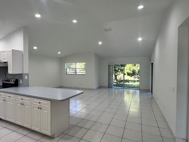 Building Photo - 1096 Staghorn St