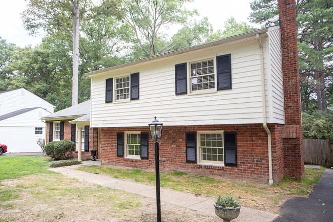 Building Photo - Spacious, well maintained, Tri-Level home ...