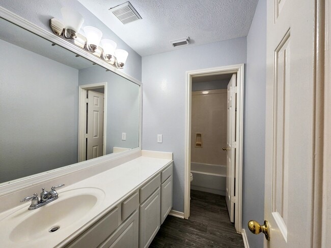 Foto del edificio - 11902 White Water Bay Dr