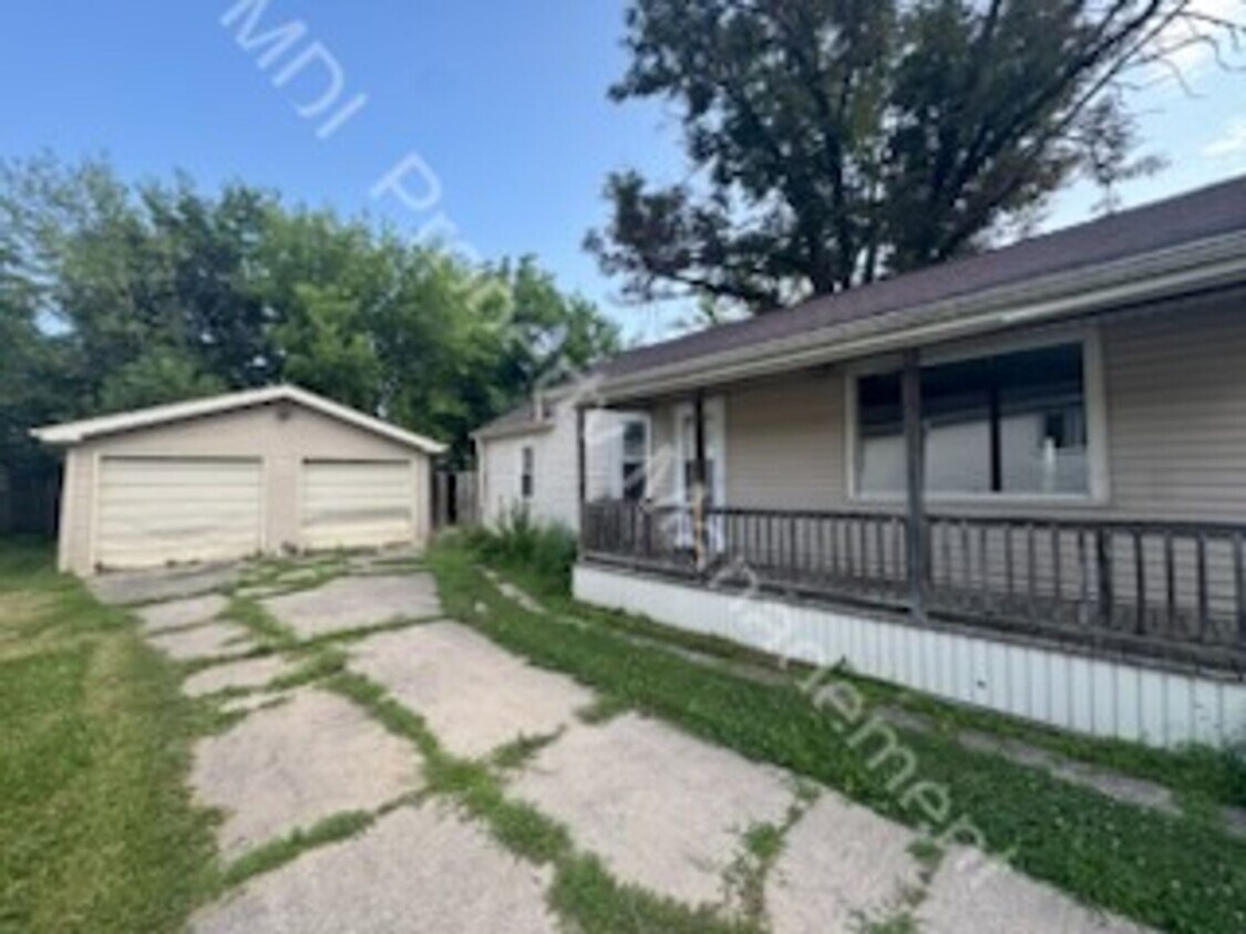 Foto principal - Spacious 3 bed 1 bath with 2 car garage an...