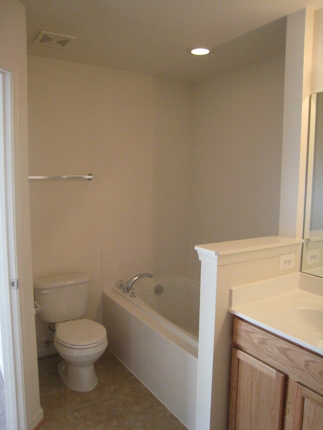 Building Photo - 2421 Abington Dr
