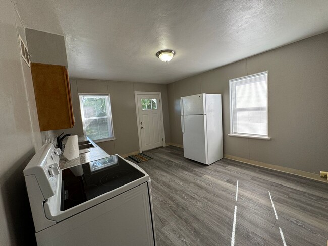 Building Photo - $1,195.  Cute!  Huge fenced back yard!