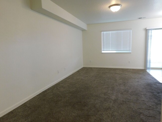 Building Photo - Newer Townhome Close to Shopping