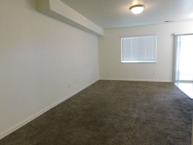 Foto del edificio - Newer Townhome Close to Shopping