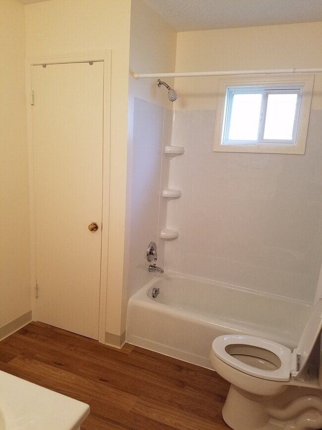 Building Photo - 914 Garfield St