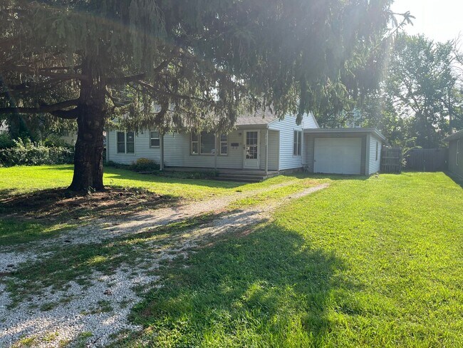 Foto del edificio - Charming 2 Bedroom with HUGE Yard!