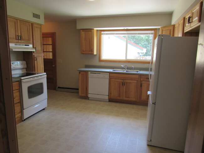 Kitchen - 526 Hansina Ave