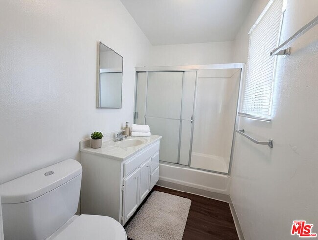 Building Photo - 1125 W 36th Pl