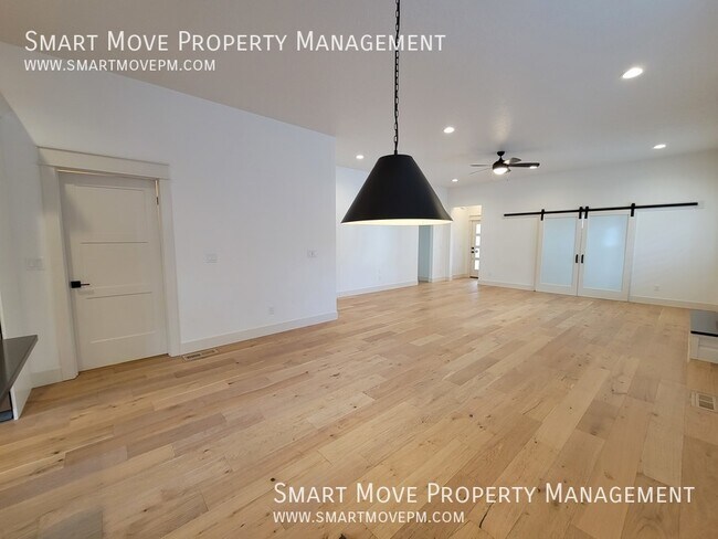 Foto del edificio - 2463 N Ashgrove Ln