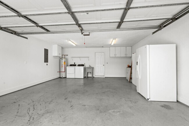 Foto del edificio - Gorgeous Totally Remodeled 3/3 w/ 2 Car Garage in Surfside-Small Dog Permitted