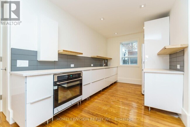 Building Photo - 302 Sumach St