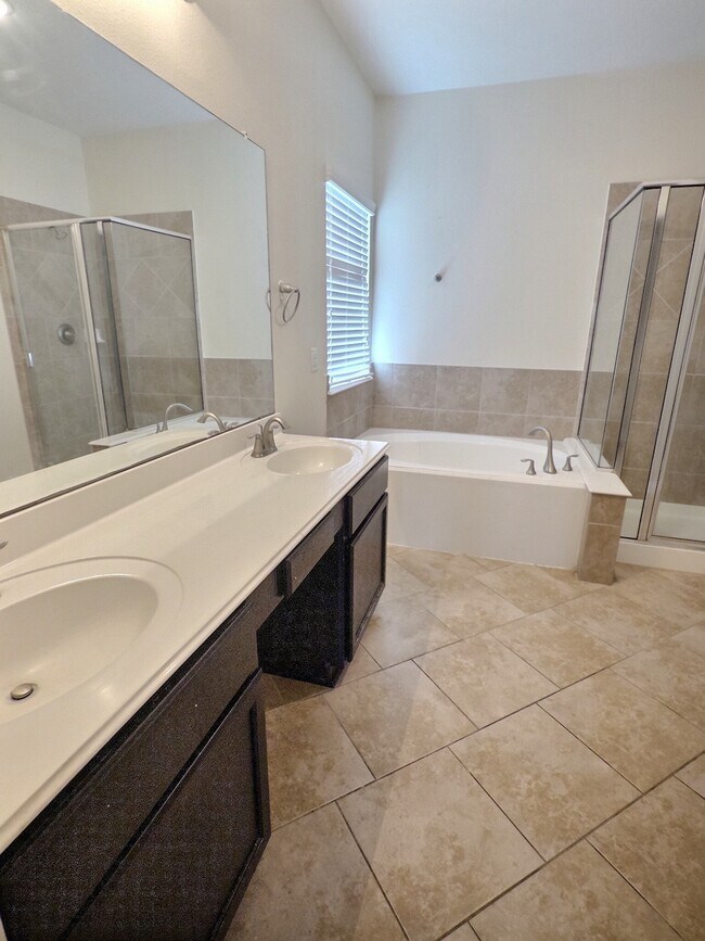 Foto del edificio - 118 Silverglen Ct