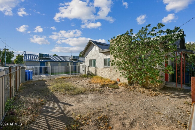 Foto del edificio - 1850 W Glenrosa Ave