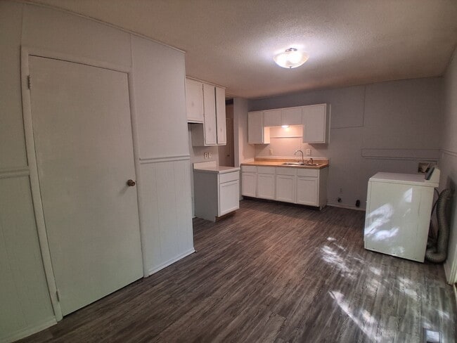 Building Photo - 920 Timberline-