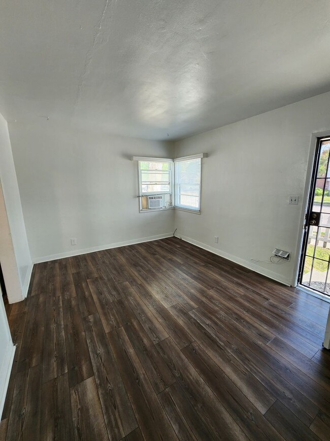 Foto del edificio - Pershing Duplex