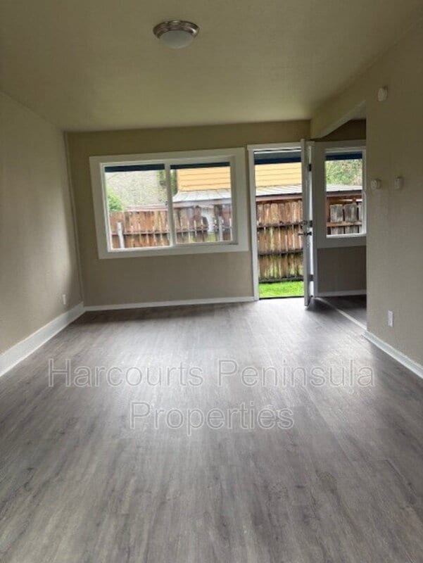 Building Photo - 2831 NE Center St