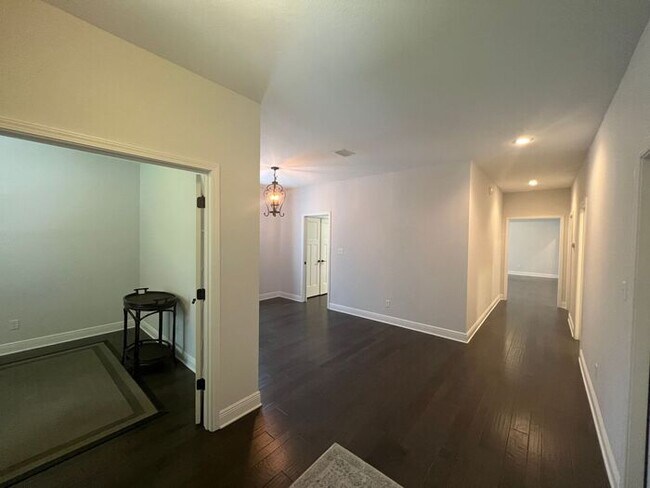 Building Photo - Pensacola- 3 Bed, 2 Bath w/office