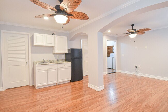 Building Photo - 656 Lake Charm Dr