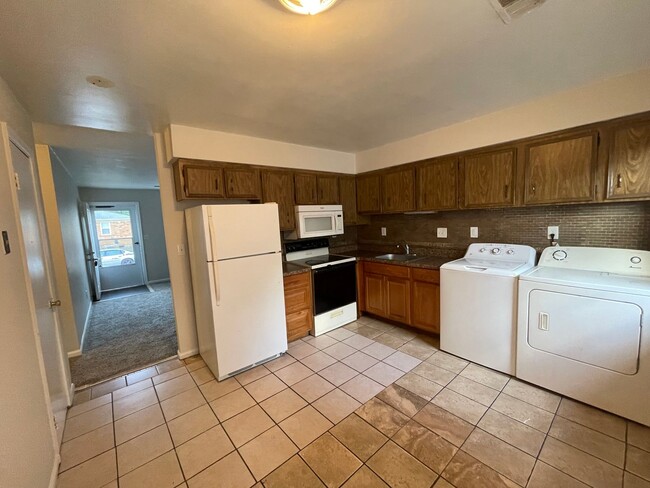 Building Photo - Super cute corner lot Duplex apartment nea...