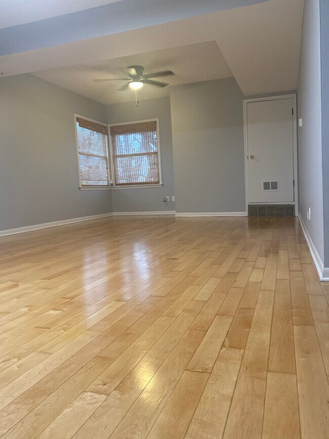 Living Room - 1420 W Howard St