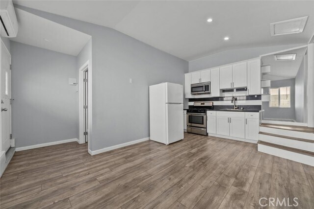 Foto del edificio - 8447 Colbath Ave