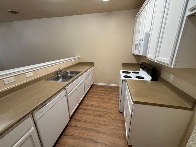 Building Photo - Fantastic 2-Story Townhome with 1-Car Gara...
