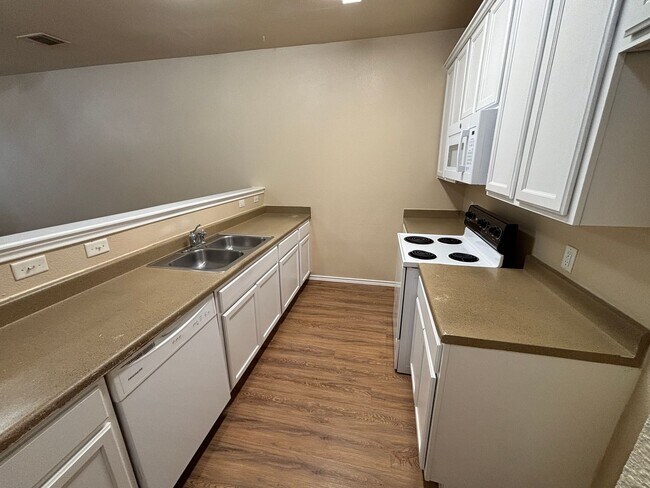 Foto del edificio - Fantastic 2-Story Townhome with 1-Car Gara...