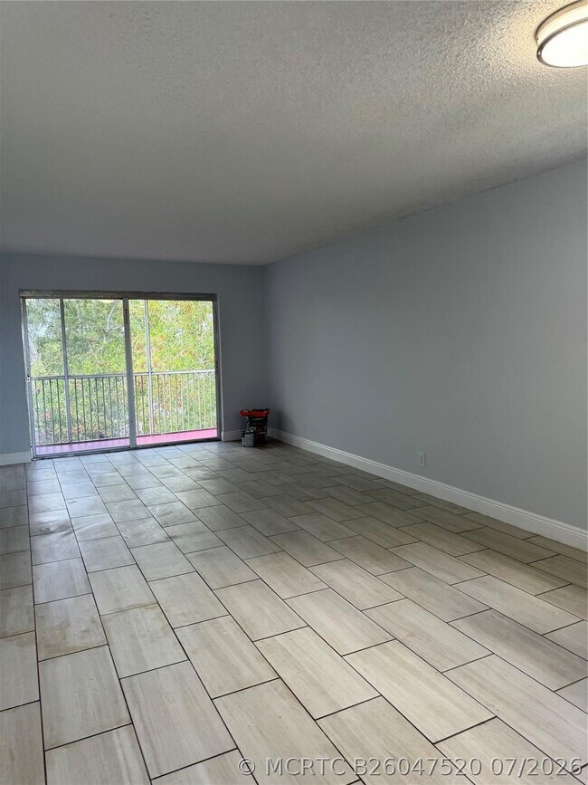 Foto del edificio - 1100 NW 87th Ave